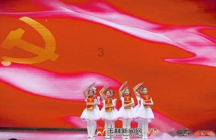 酒场上父亲给我点了一份面让我坐别的座上吃什么意思？